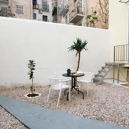Patio Apartment Near Metro & Acropolis Atene Esterno foto