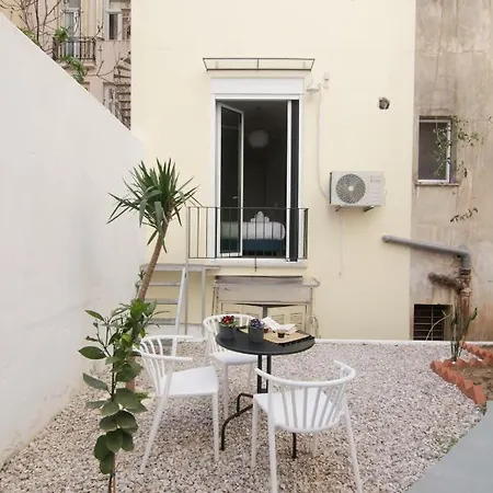 Patio Apartment Near Metro & Acropolis Atene Esterno foto