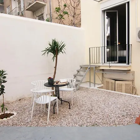 Patio Apartment Near Metro & Acropolis Atene Esterno foto