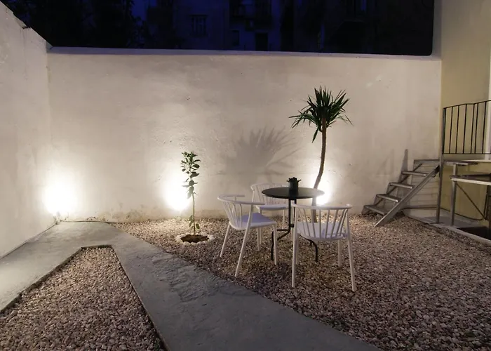 Patio Apartment Near Metro & Acropolis