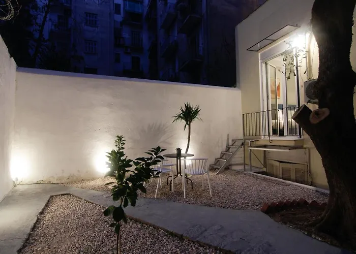 Patio Apartment Near Metro & Acropolis